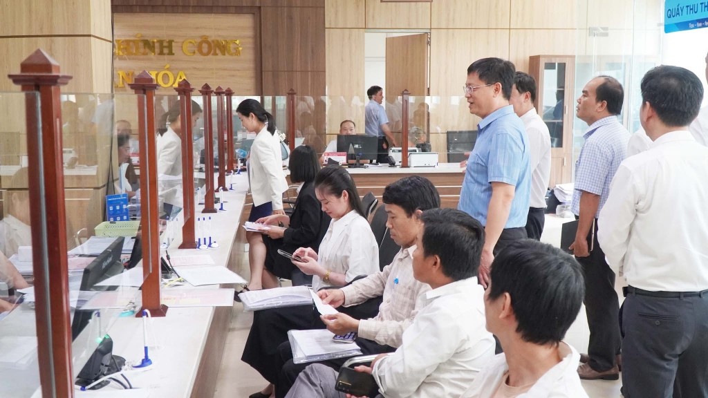 Phó Chủ tịch Thường trực UBND TP Huế Nguyễn Thanh Bình kiểm tra hoạt động vận hành chính quyền 2 cấp tại phường Thuận Hóa 