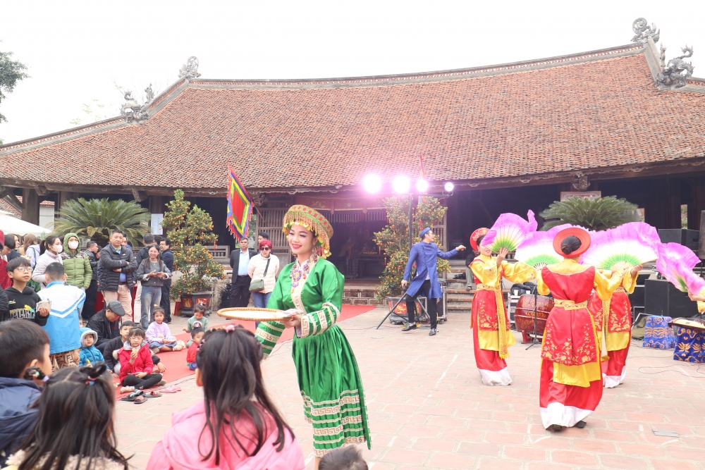 Các nghệ sỹ nhà hát tuồng Việt Nam biểu diễn tại làng cổ Đường Lâm
