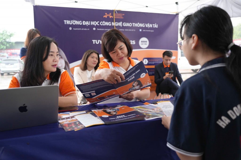 Nhiều họ sinh THPT quan tâm đến thông tin tuyển sinh của trường ĐH Công nghệ Giao thông vận tải