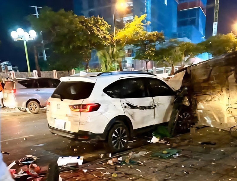 Xe ô tô “ điên” tông liên hoàn khiến nhiều người thương vong