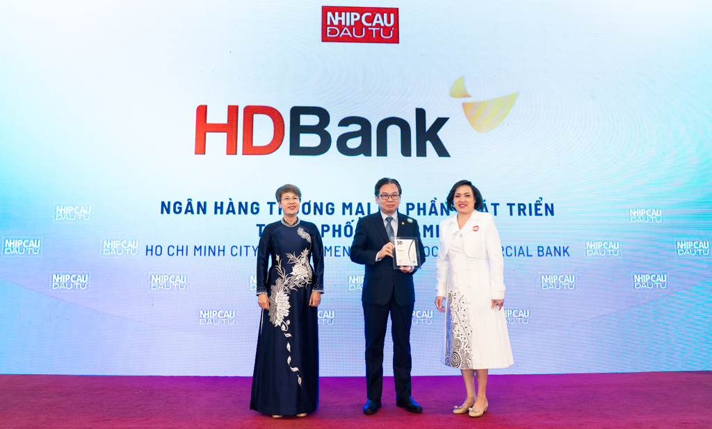  Ông Trần Hoài Phương- Giám đốc Ngân hàng Doanh nghiệp HDBank- đại diện HDBank nhận giải 