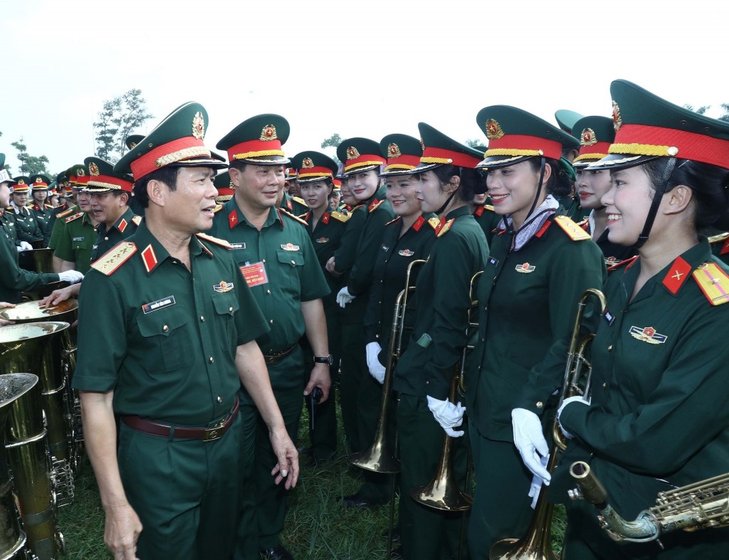 Đại tướng Nguyễn Tân Cương, Ủy viên Trung ương Đảng, Tổng Tham mưu trưởng, Thứ trưởng Bộ Quốc phòng chúc mừng, động viên các khối tham gia Tổng hợp luyện. Ảnh: Trọng Đức - TTXVN Đại tướng Nguyễn Tân Cương, Ủy viên Trung ương Đảng, Tổng Tham mưu trưởng, Thứ trưởng Bộ Quốc phòng chúc mừng, động viên các khối tham gia Tổng hợp luyện. Ảnh: Trọng Đức - TTXVN