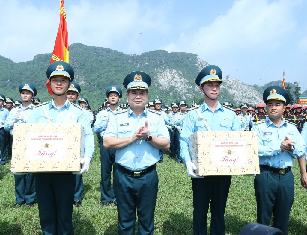 Lãnh đạo Quân chủng Phòng không - Không quân chúc mừng, động viên khối sĩ quan Quân chủng PKKQ. Ảnh: Trọng Đức - TTXVN Lãnh đạo Quân chủng Phòng không - Không quân chúc mừng, động viên khối sĩ quan Quân chủng PKKQ. Ảnh: Trọng Đức - TTXVN