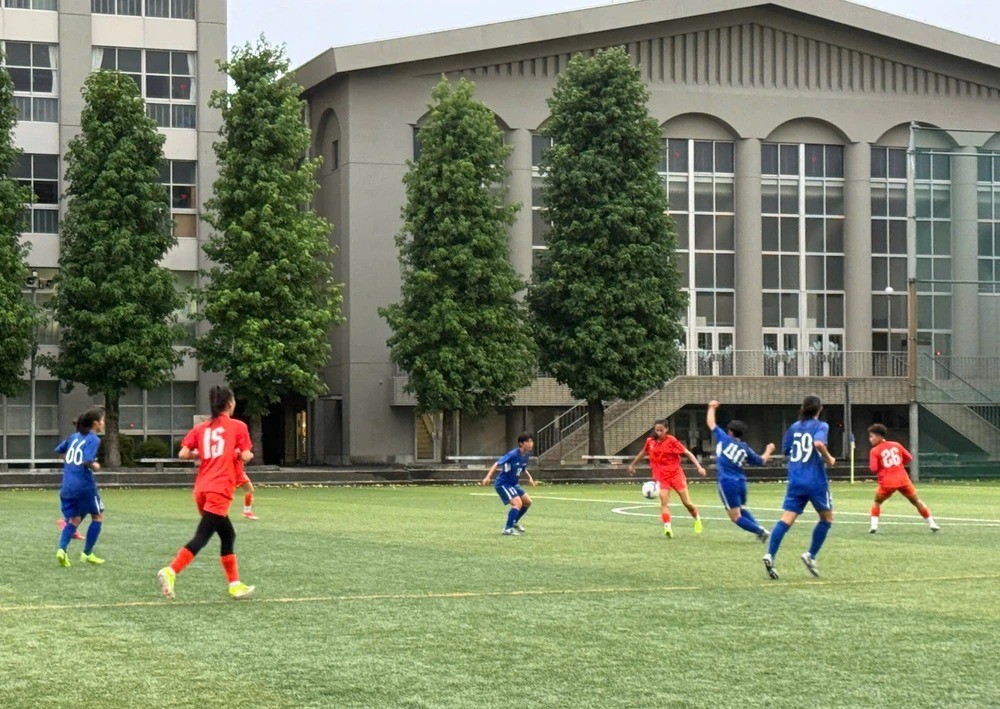 U20 nữ Việt Nam (áo đỏ) thua nhà vô địch trung học Nhật Bản.Ảnh: VFF