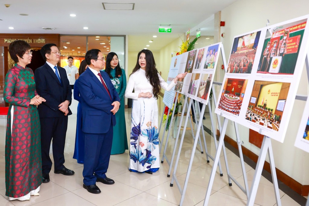 Thủ tướng Phạm Minh Chính và Phó Thủ tướng Mai Văn Chính tham quan trưng bày ảnh của TTXVN - Ảnh: VGP/Nhật Bắc