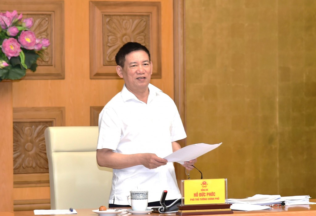 Phó Thủ tướng Hồ Đức Phớc giao Bộ Tài chính tổng hợp đầy đủ ý kiến xác đáng của các bộ, ngành, doanh nghiệp và ý kiến tại cuộc họp; rà soát các quy định chuyển tiếp; phối hợp với Bộ Tư pháp và các cơ quan liên quan hoàn thiện dự thảo 3 nghị định trình Chính phủ trước ngày 25/7 tới.