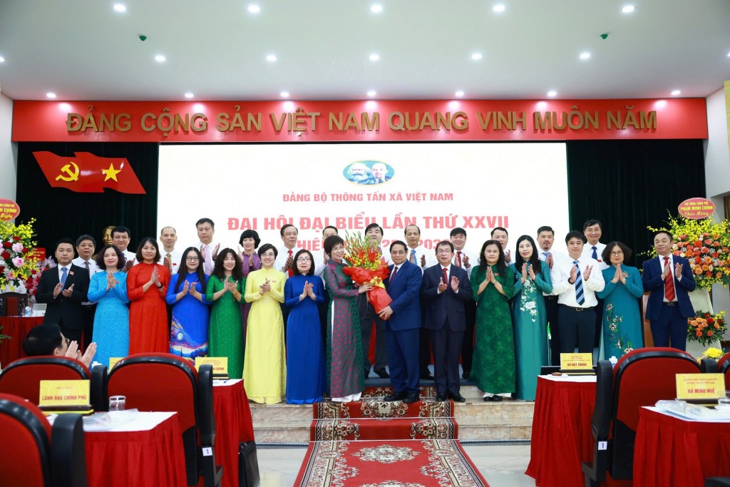Thủ tướng Phạm Minh Chính tặng hoa chúc mừng Ban Chấp hành Đảng bộ TTXVN - Ảnh: VGP/Nhật Bắc