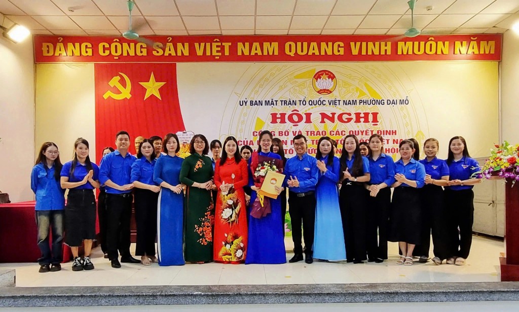 Các đồng chí lãnh đạo trao Quyết định và tặng hoa chúc mừng Ban Chấp hành Đoàn TNCS Hồ Chí Minh phường Đại Mỗ
