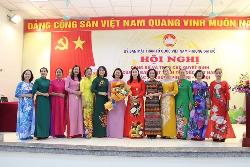 Các đồng chí lãnh đạo trao Quyết định và tặng hoa chúc mừng Ban Chấp hành Hội Liên hiệp Phụ nữ phường Đại Mỗ