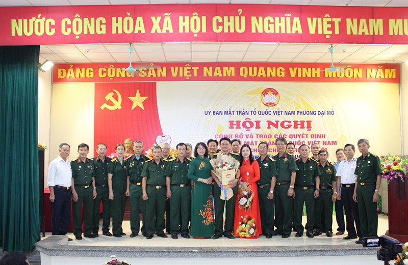 Các đồng chí lãnh đạo trao Quyết định và tặng hoa chúc mừng Ban Chấp hành Hội Cựu Chiến binh phường Đại Mỗ