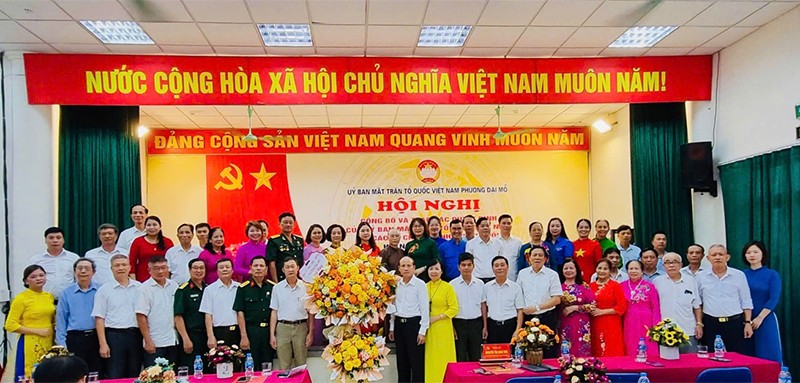Các đại biểu dự Hội nghị lần thứ nhất của Ủy ban MTTQ Việt Nam phường Đại Mỗ chụp ảnh lưu niệm