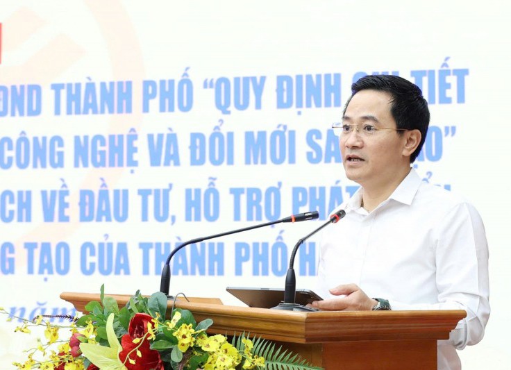 Giám đốc Sở Khoa học và Công nghệ Hà Nội Trần Anh Tuấn báo cáo các dự thảo tại hội nghị