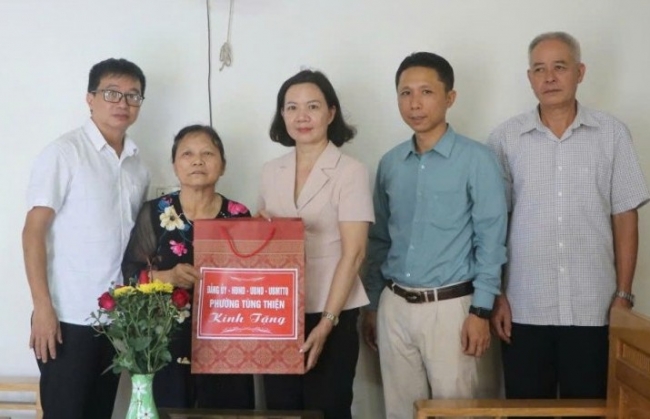 Phường Tùng Thiện thăm, tặng quà gia đình chính sách, người có công