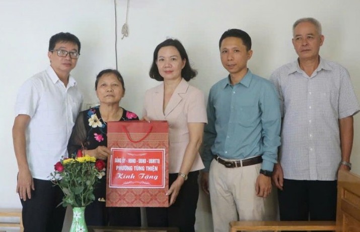 Phường Tùng Thiện thăm, tặng quà gia đình chính sách, người có công