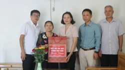 Phường Tùng Thiện thăm, tặng quà gia đình chính sách, người có công