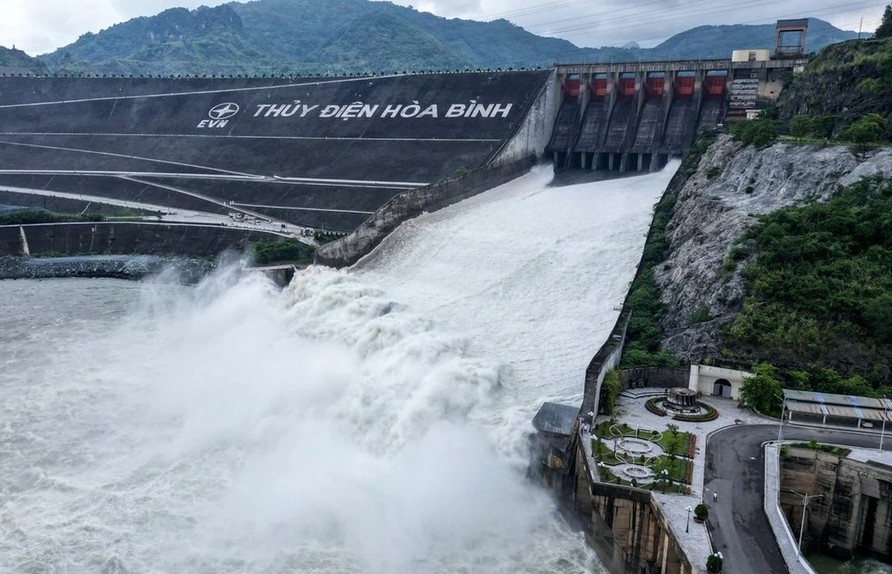 Thủy điện Hòa Bình mở tiếp cửa xả đáy thứ 3 từ 15h chiều nay