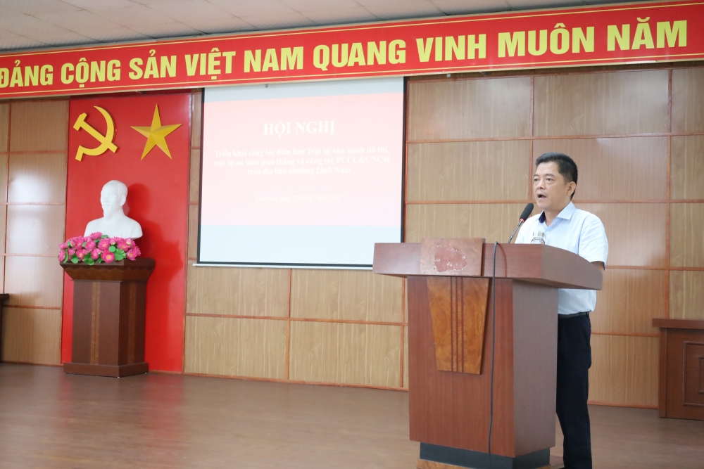 Phó Chủ tịch UBND phường Lĩnh Nam nhấn mạnh: Những ý kiến dân sinh có thể giải quyết được ngay thì phải làm ngay, tránh đề kéo dài gây bức xúc