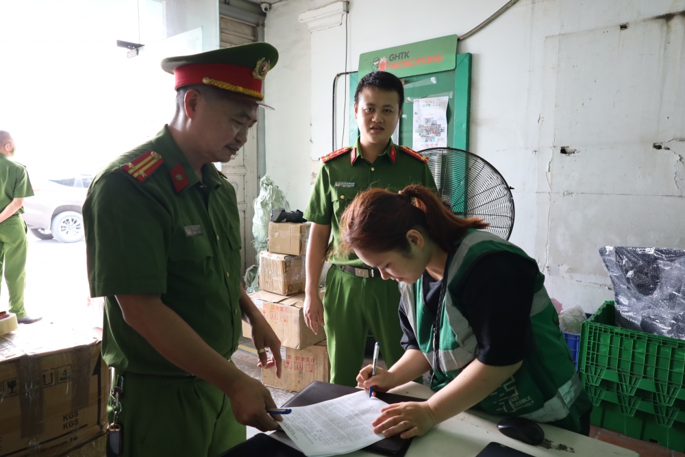 Công an phường tuyên truyền, vận động ký cam kết tại khu vực nhà ở kết hợp kinh doanh