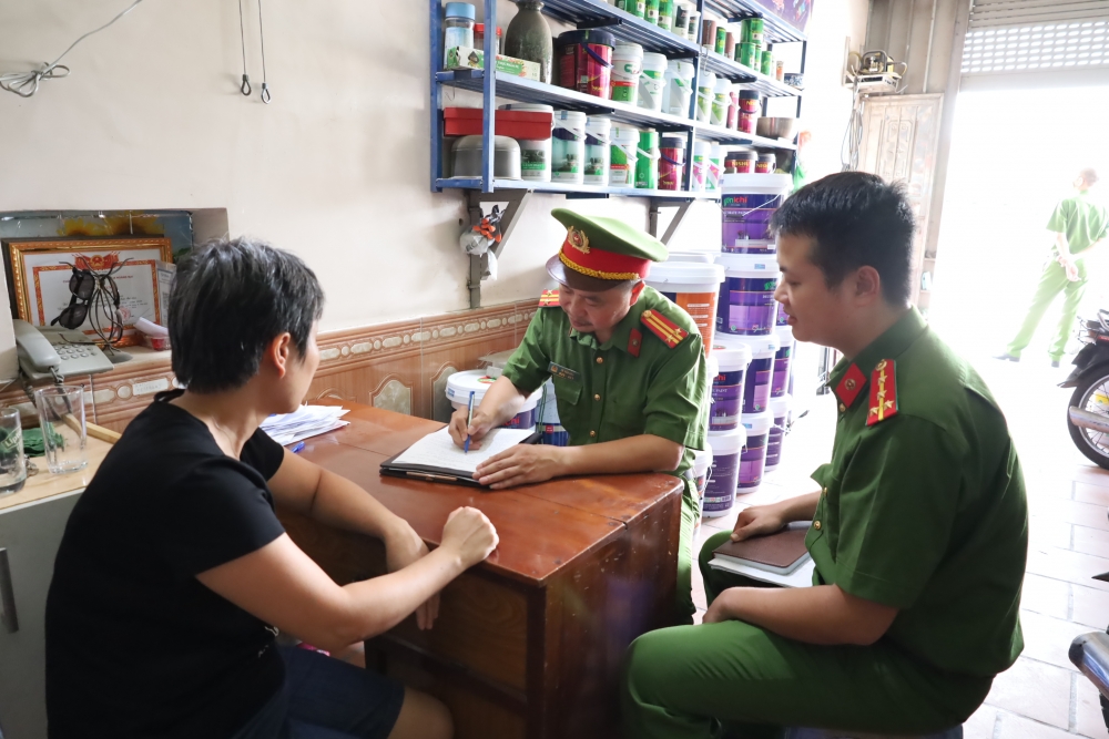 Chị Nguyên thực hiện việc ký cam kết đảm bảo ANTT và PCCC