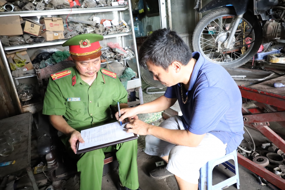Đại diện hộ sửa chữa xe máy kí cam kết đảm bảo ANTT, PCCC