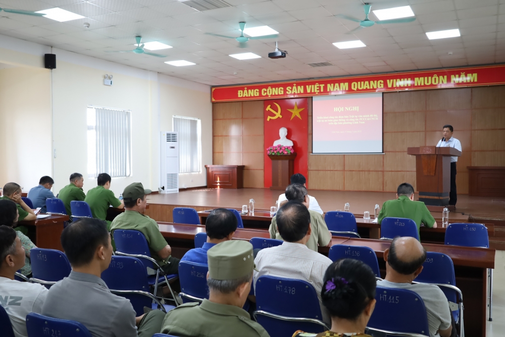 Ông Dương Văn Hoà tiếp thu ý kiến và giải quyết thắc mắc, kiến nghị của người dân ngay tại hội nghị