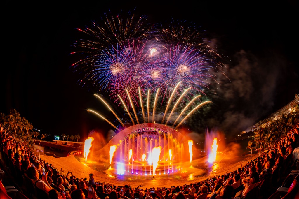 Hàng ngàn du khách xem show Kiss of the Sea mới được chứng nhận kỷ lục Guinness tại Thị trấn Hoàng Hôn. Ảnh: Sun Group
