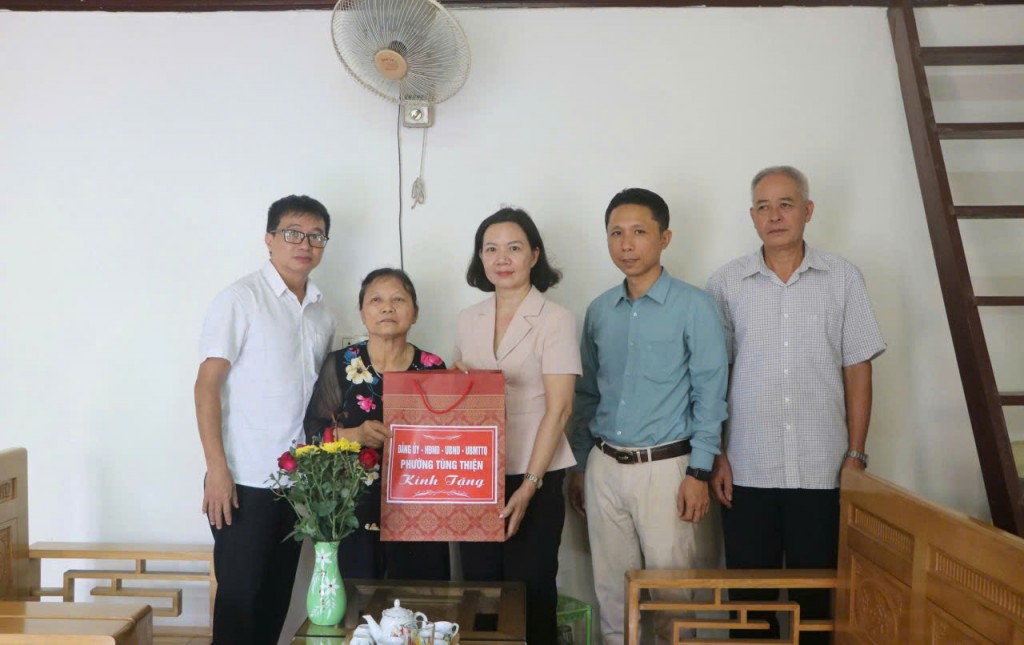 Phường Tùng Thiện thăm, tặng quà gia đình chính sách, người có công