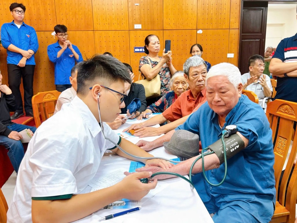 Các y, bác sĩ của Viện Y học Cổ truyền Quân đội khám bệnh, tư vấn sức khỏe cho các thương bệnh binh
