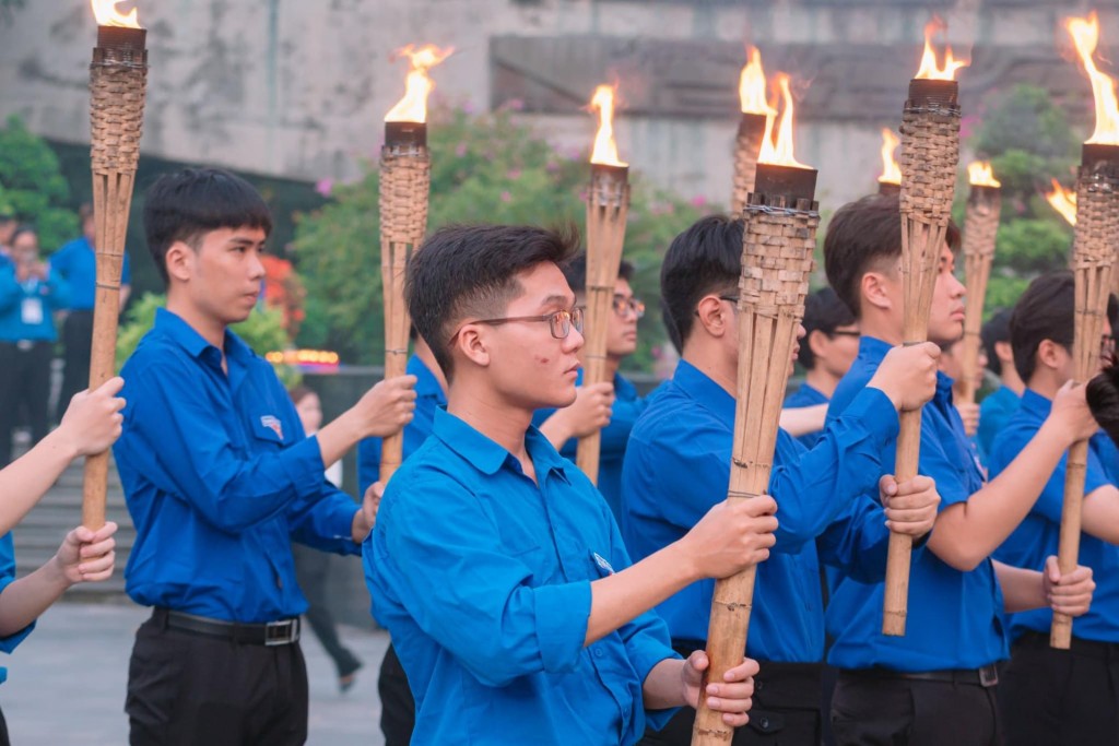 tổ chức thắp nến tri ân tại hơn 14.000 mộ liệt sĩ ở nhiều nghĩa trang trên địa bàn