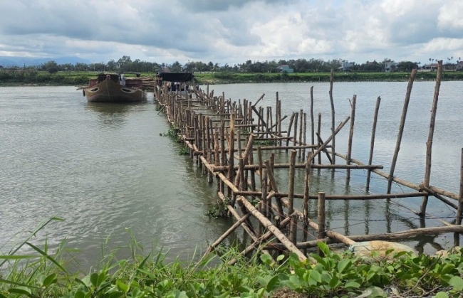Khẩn trương gia cố đập ngăn mặn bị cuốn trôi trên sông Vĩnh Điện