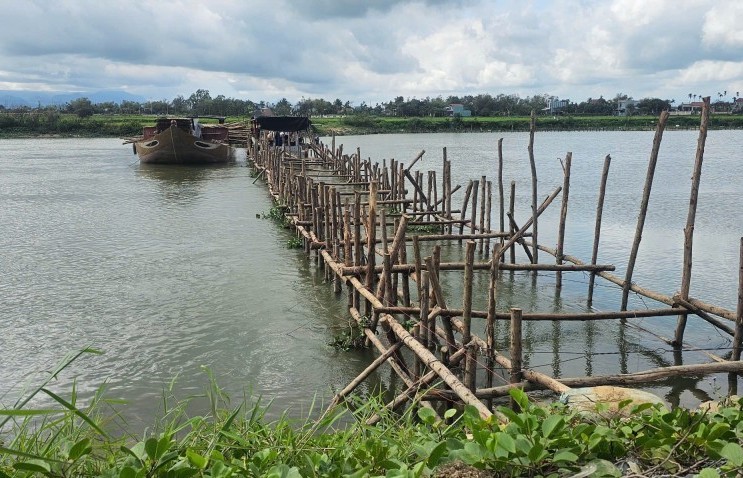 Khẩn trương gia cố đập ngăn mặn bị cuốn trôi trên sông Vĩnh Điện
