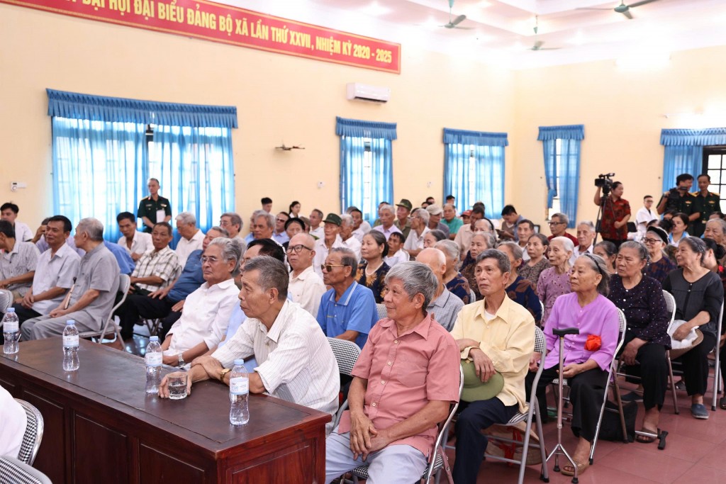 Từ sáng sớm đông đảo người dân xã Thượng Phúc đã đến để được các thầy thuốc Bệnh viện Trung ương Quân đội 108 thăm, khám Từ sáng sớm đông đảo người dân xã Thượng Phúc đã đến để được các thầy thuốc Bệnh viện Trung ương Quân đội 108 thăm, khám