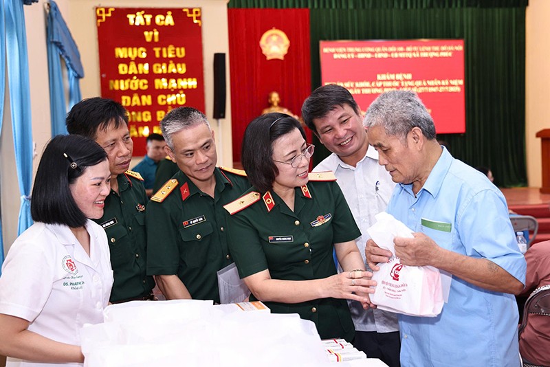 Thiếu tướng PGS.TS Nguyễn Hoàng Ngọc - Bí thư Đảng uỷ, Phó Giám đốc Bệnh viện tặng quà các đối tượng chính sách của địa phương Thiếu tướng PGS.TS Nguyễn Hoàng Ngọc - Bí thư Đảng uỷ, Phó Giám đốc Bệnh viện tặng quà các đối tượng chính sách của địa phương
