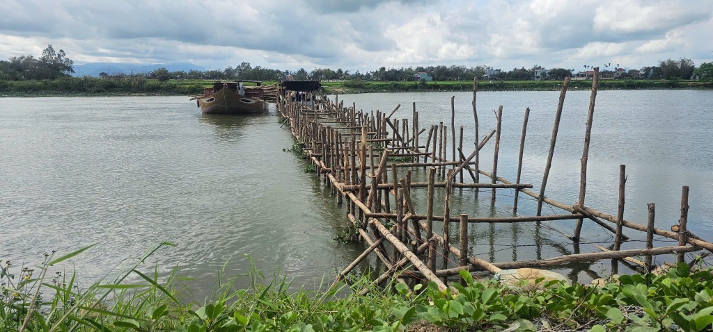 Khẩn trương gia cố đập ngăn mặn bị cuốn trôi trên sông Vĩnh Điện