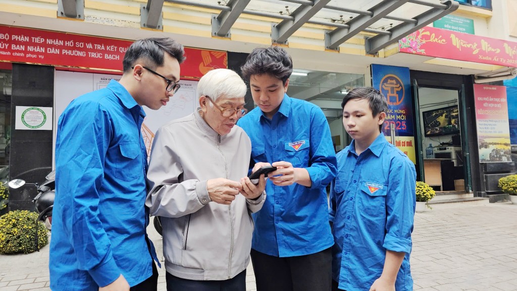 Thanh niên trở thành lực lượng nòng cốt góp phần hỗ trợ người lớn tuổi tiếp cận số hóa nhanh hơn