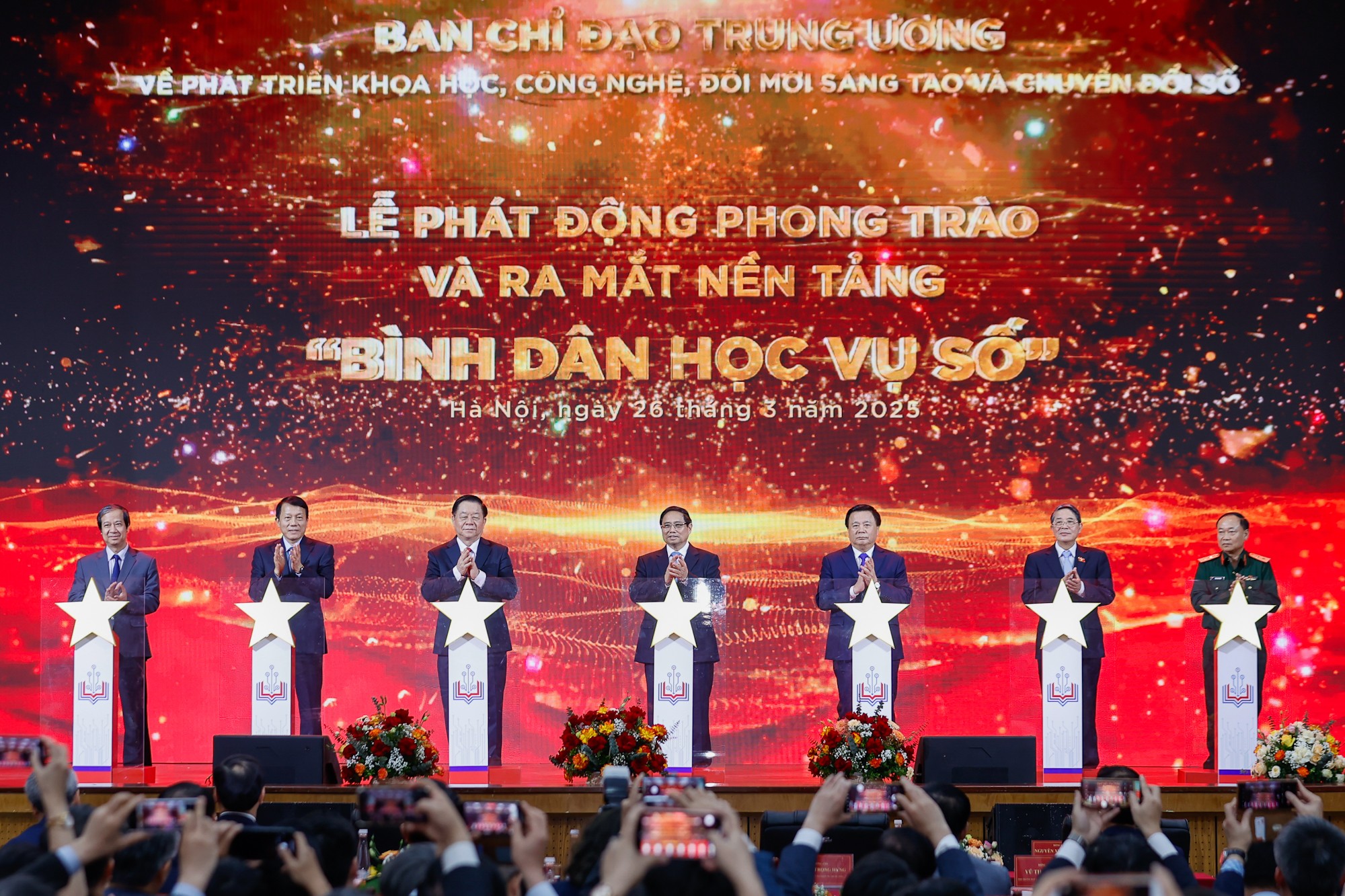 Thủ tướng Phạm Minh Chính và các đại biểu thực hiện nghi thức phát động phong trào “Bình dân học vụ số”