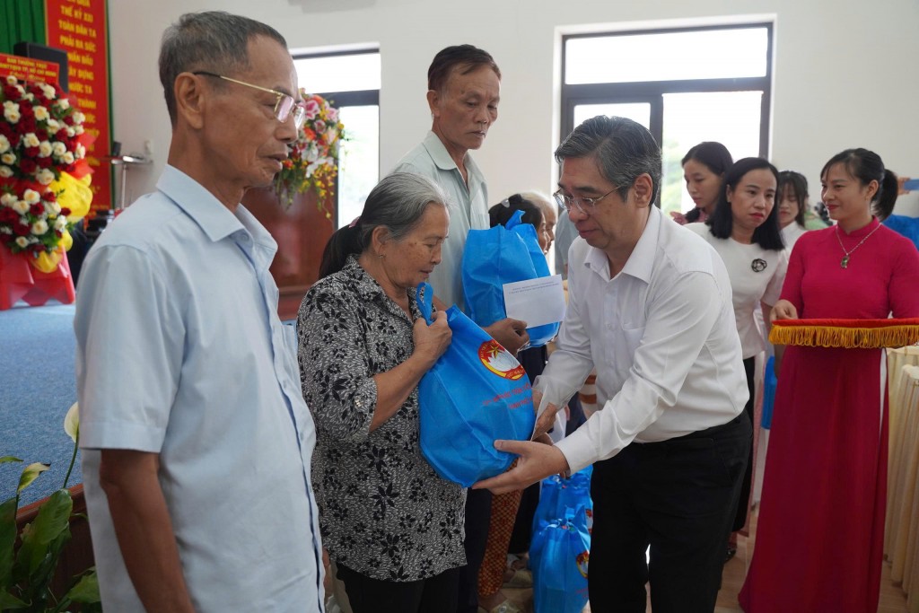 Đồng chí Nguyễn Phước Lộc tặng quà cho người dân khó khăn