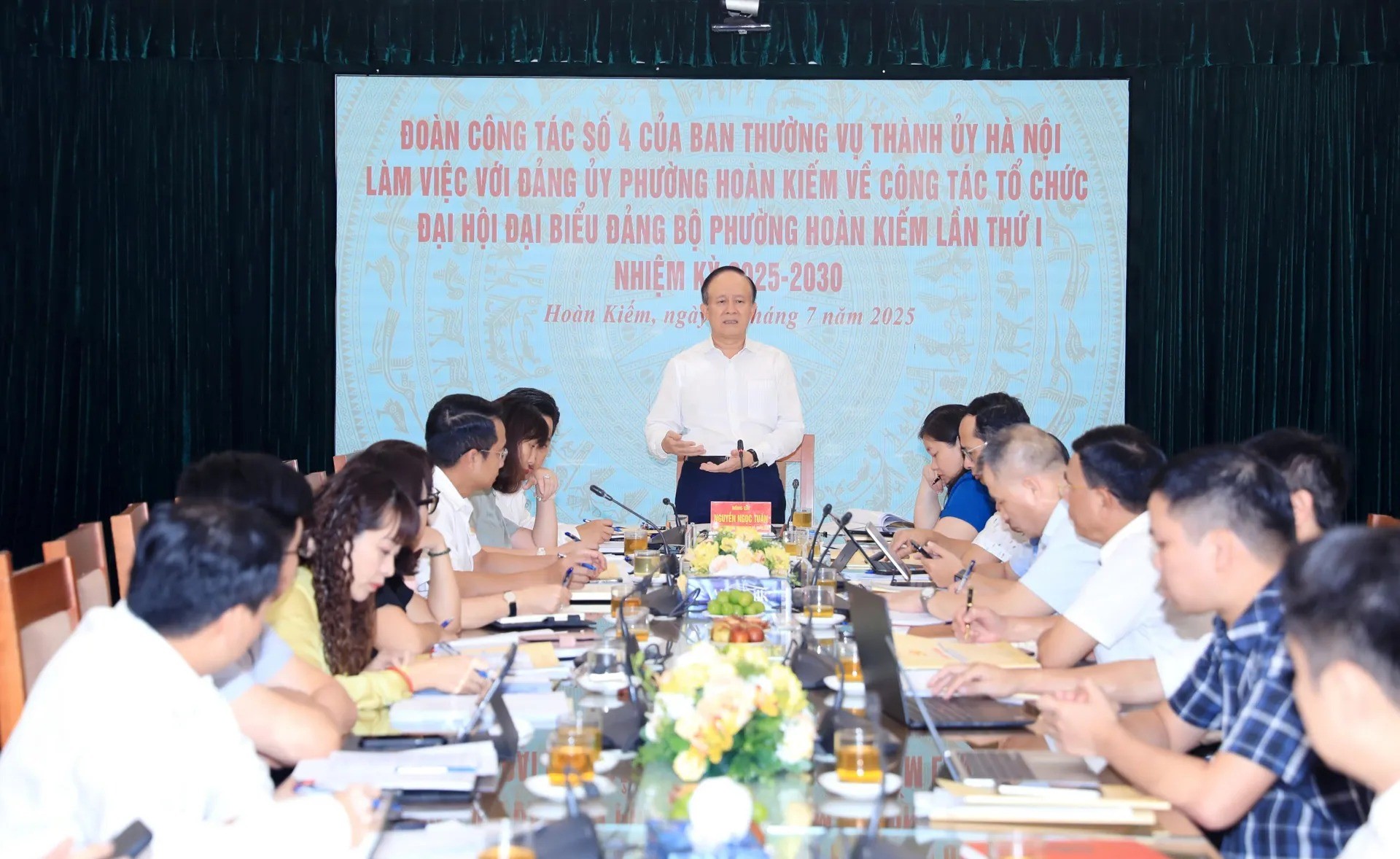 Phó Bí thư Thành ủy, Chủ tịch HĐND TP Hà Nội Nguyễn Ngọc Tuấn phát biểu tại buổi làm việc với Đảng ủy phường Hoàn Kiếm