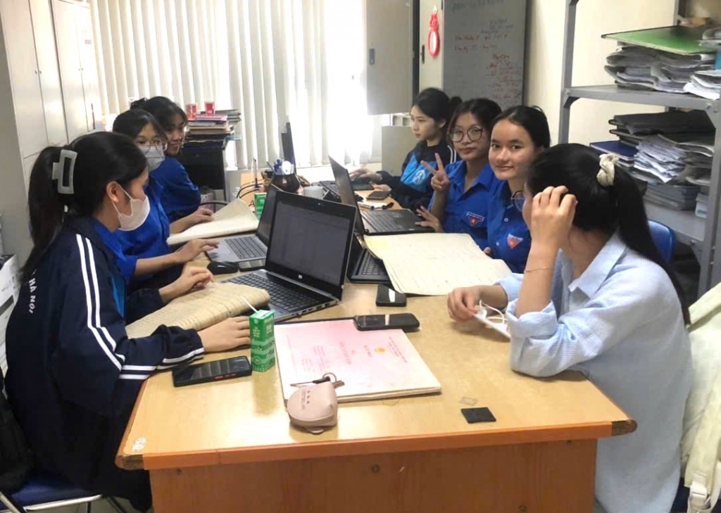 Trong chuỗi hoạt động tình nguyện, sinh viên Trường Đại học Mở Hà Nội đã tích cực triển khai đội hình hỗ trợ tại các Trung tâm Dịch vụ Hành chính công trên địa bàn Thủ đô
