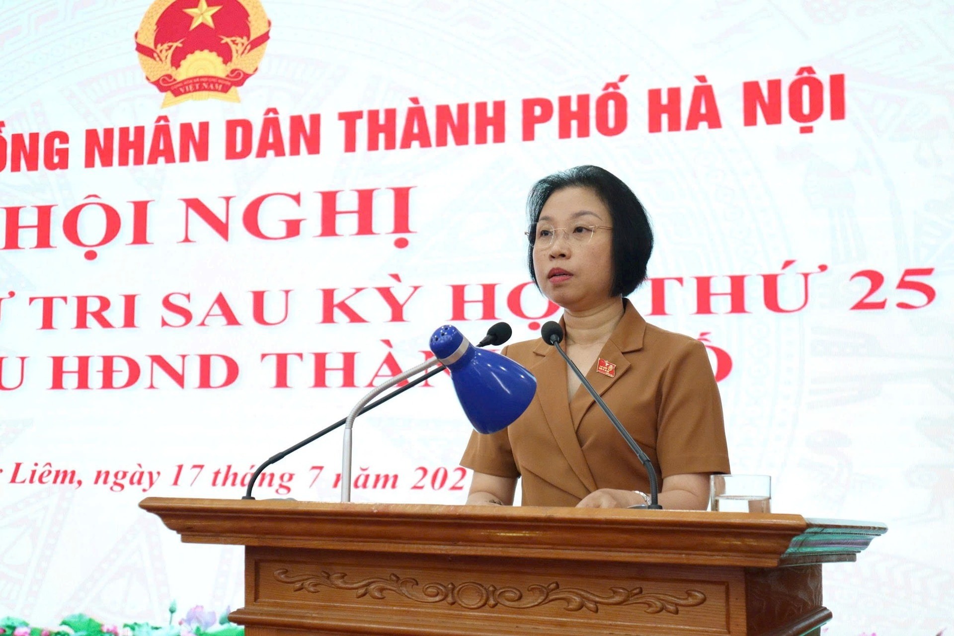 Phó Chủ tịch HĐND thành phố Phạm Thị Thanh Mai phát biểu tại hội nghị tiếp xúc cử tri. Ảnh: Duy Kiên