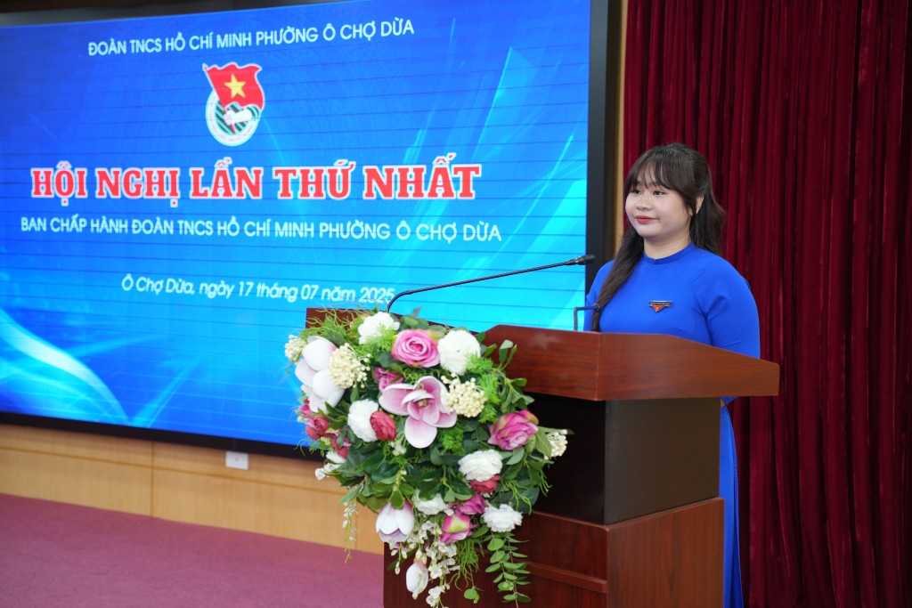 Đồng chí Phạm Phương Chi - Phó Bí thư Đoàn Thanh niên phường Ô Chợ Dừa lâm thời phát biểu tại hội nghị