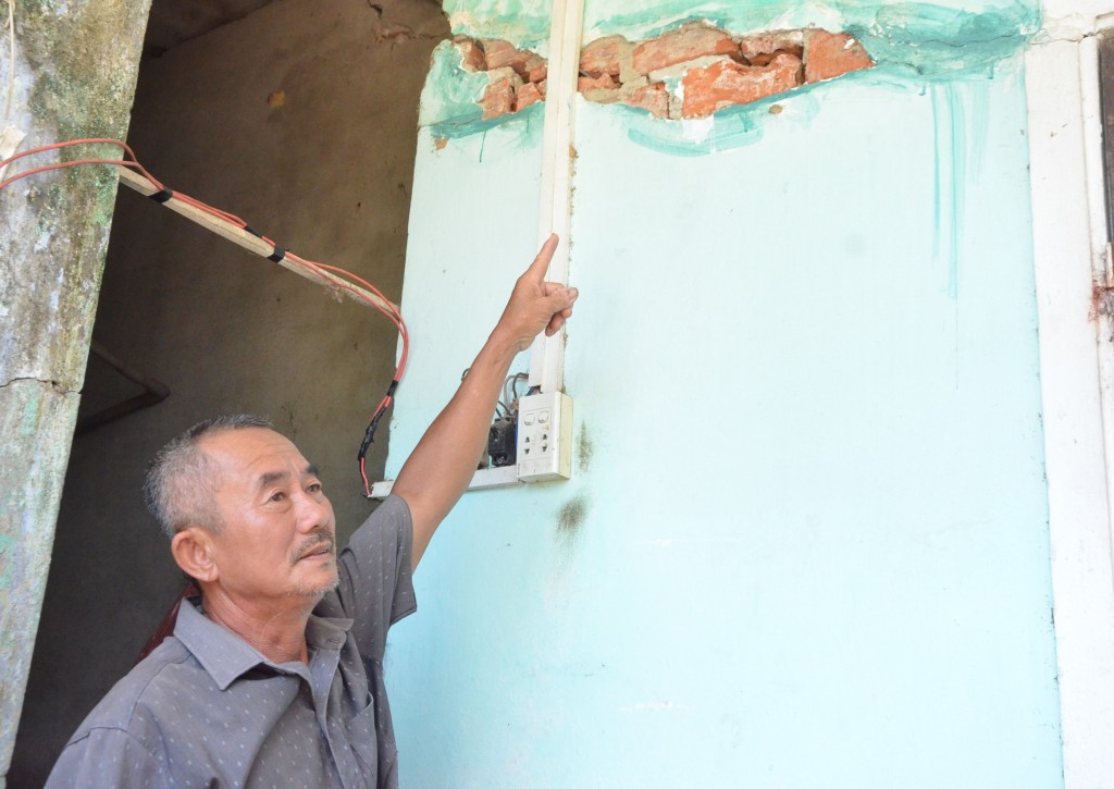 Căn nhà ông Nguyễn Lê xuất hiện chi chít vết nứt trên tường nhà do ảnh hưởng quá trình thi công cao tốc (Ảnh Đ.Minh)