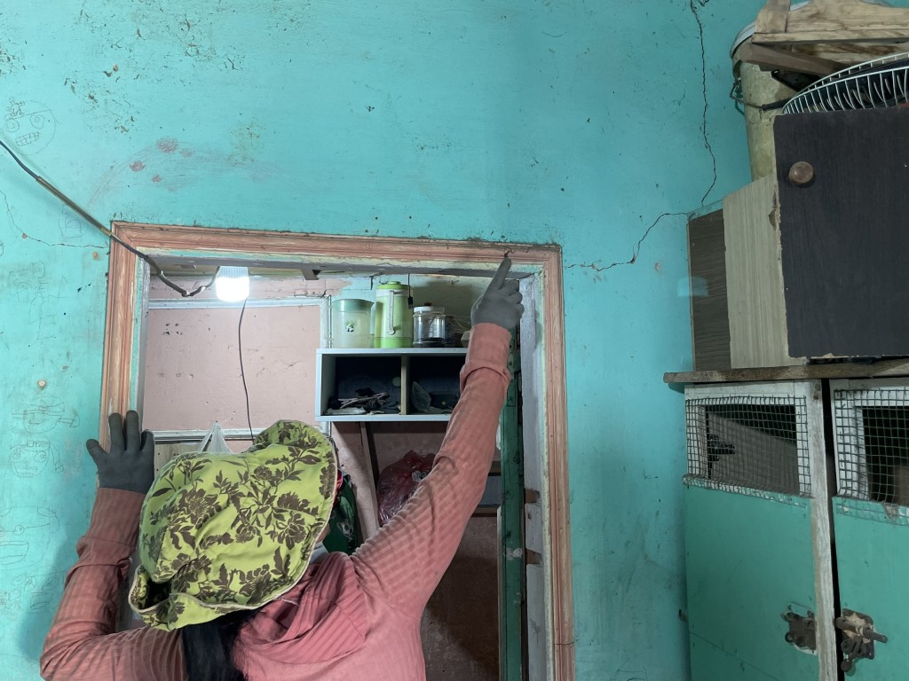 Bà Kỷ cho biết con gái làm việc ở khu công nghiệp Hoà Khánh không còn dám sống và sinh hoạt trong chính căn nhà của mình mà phải ra ngoài thuê trọ vì lo sợ nhà sẽ đổ sập (Ảnh Đ.Minh)