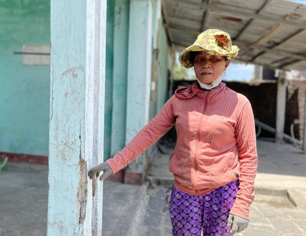 Căn nhà cấp 4 của bà Nguyễn Thị Kỷ xuất hiện nhiều vết nứt toác (Ảnh Đ.Minh)