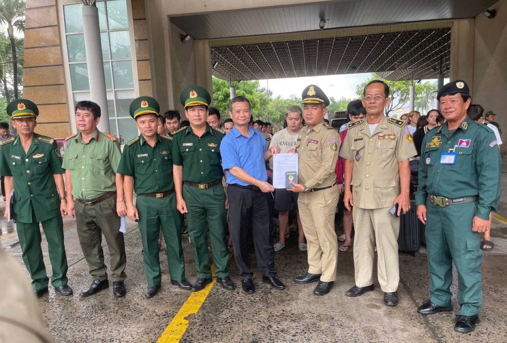 Tiếp nhận 45 công dân từ Campuchia, phát hiện 6 đối tượng có tiền án, tiền sự