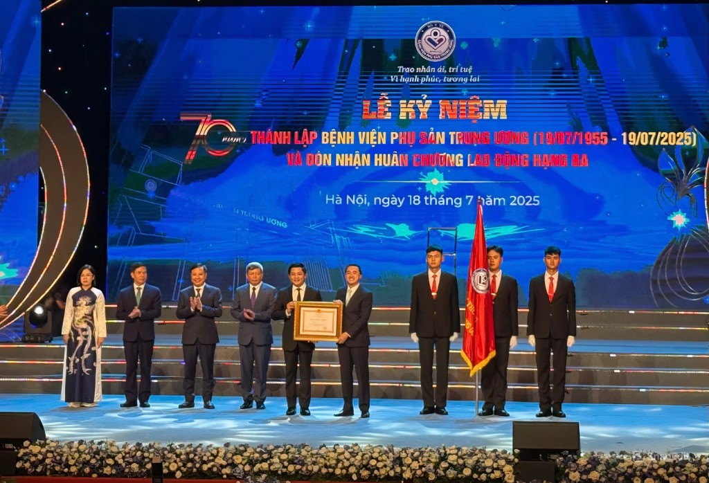 Thừa ủy quyền của Chủ tịch nước, Thứ trưởng Bộ Y tế Trần Văn Thuấn, Chủ tịch Hội đồng Y khoa Quốc gia đã trao huân chương hạng Ba cho tập thể Bệnh viện Phụ sản Trung ương