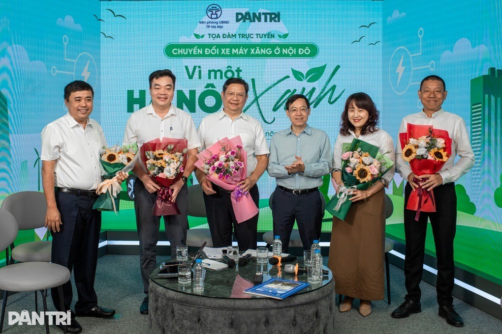 Ông Nguyễn Xuân Toàn, Phó Tổng Biên tập Báo Dân trí, tặng hoa các khách mời buổi tọa đàm