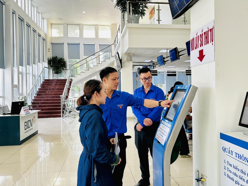 Tuổi trẻ Quảng Ngãi trong màu áo xanh tình nguyện, đồng hành cùng chính quyền và người dân xây dựng nền hành chính hiện đại.