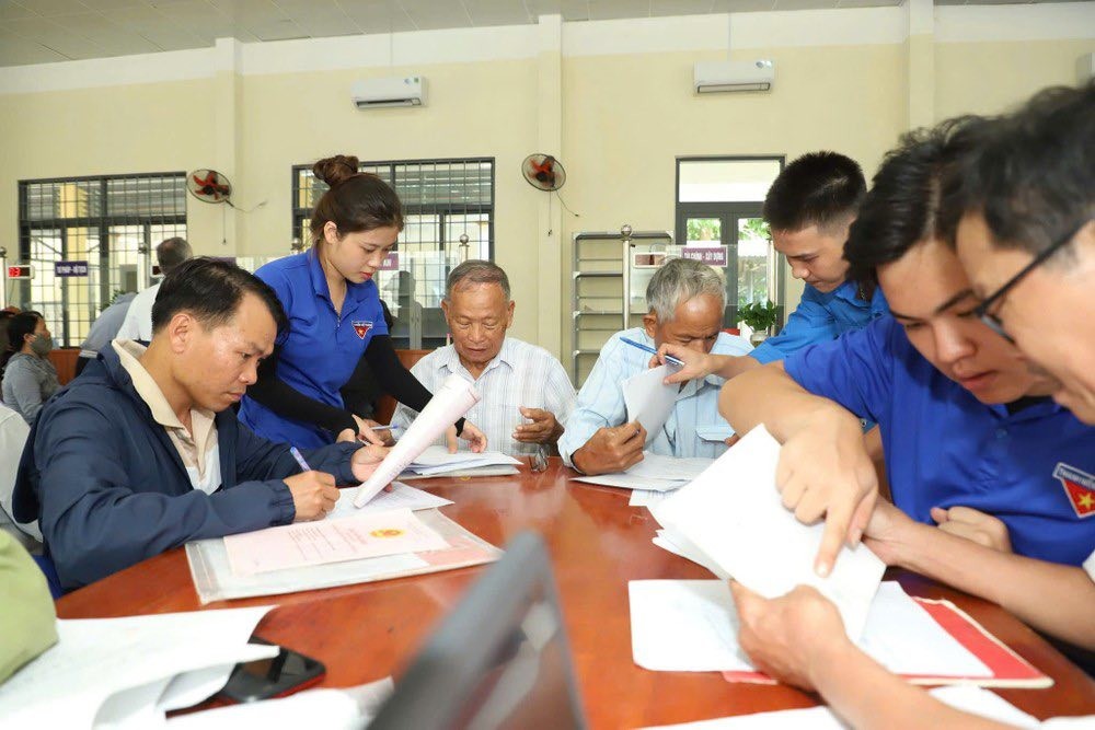 Tại xã Bình Sơn, đoàn viên thanh niên giúp người dân giải quyết các thủ tục hành chính.