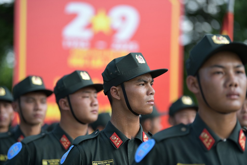 Chiến sĩ Công an bất chấp nắng nóng luyện tập cho lễ diễu binh